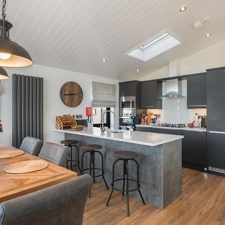 Hiraeth - Luxury Lodge With Hot Tub, Close To Beach Penally Bagian luar foto