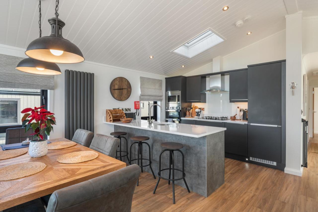 Hiraeth - Luxury Lodge With Hot Tub, Close To Beach Penally Bagian luar foto