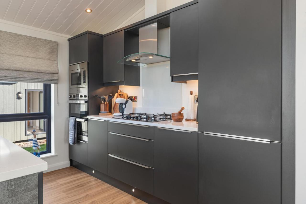 Hiraeth - Luxury Lodge With Hot Tub, Close To Beach Penally Bagian luar foto