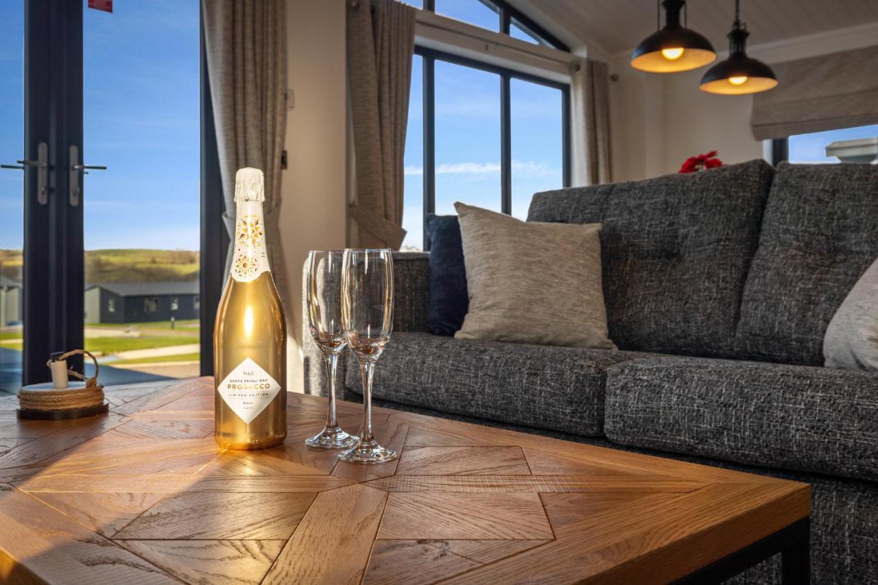 Hiraeth - Luxury Lodge With Hot Tub, Close To Beach Penally Bagian luar foto