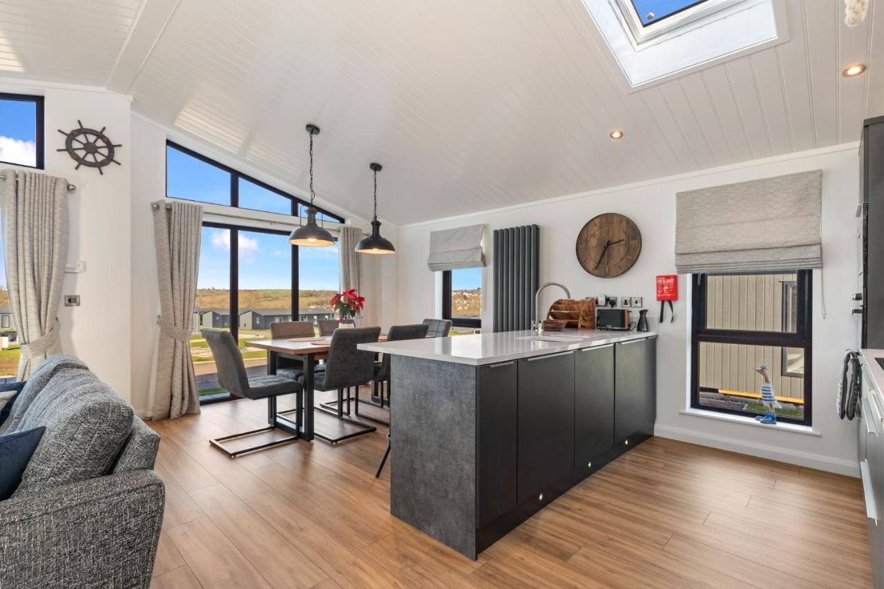 Hiraeth - Luxury Lodge With Hot Tub, Close To Beach Penally Bagian luar foto