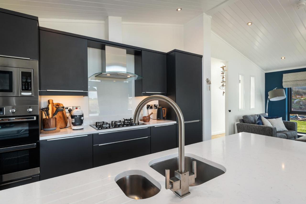 Hiraeth - Luxury Lodge With Hot Tub, Close To Beach Penally Bagian luar foto