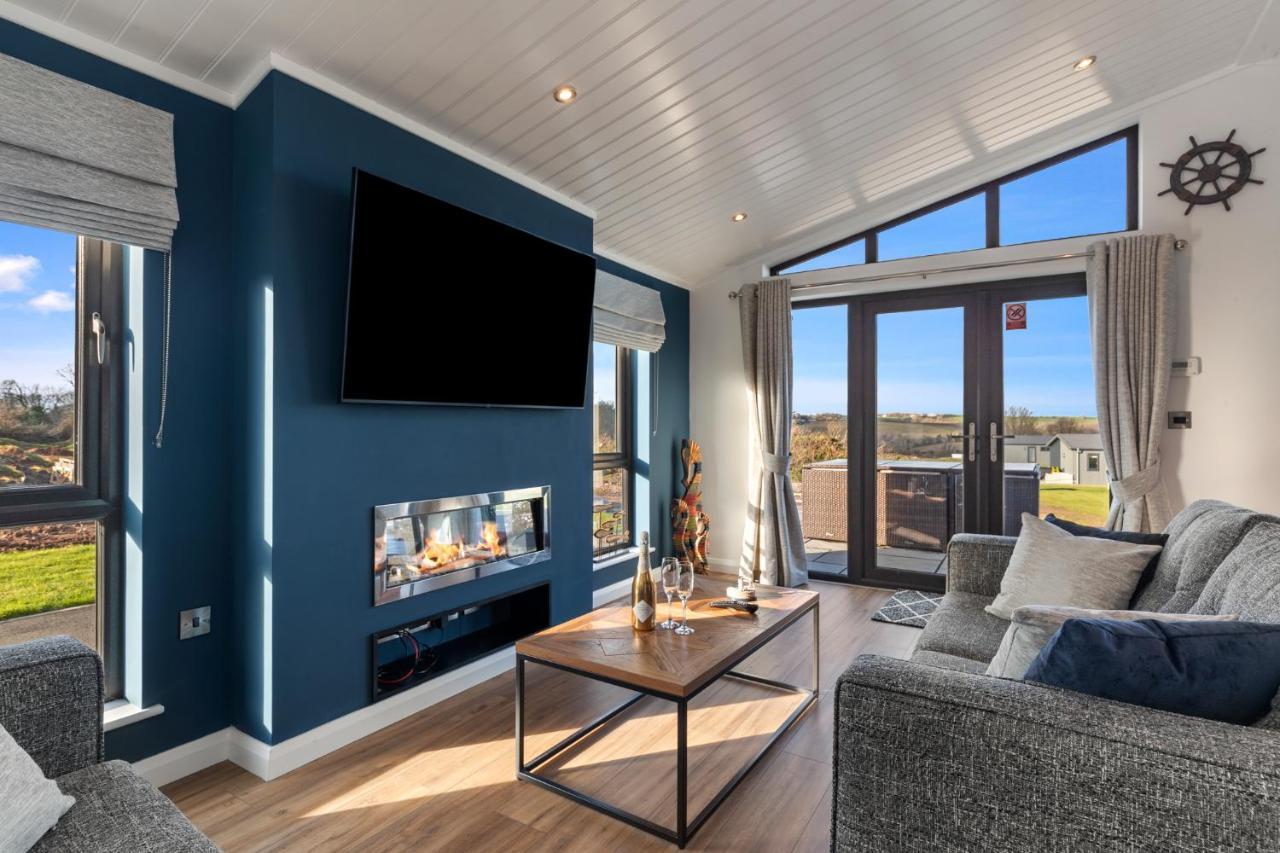 Hiraeth - Luxury Lodge With Hot Tub, Close To Beach Penally Bagian luar foto