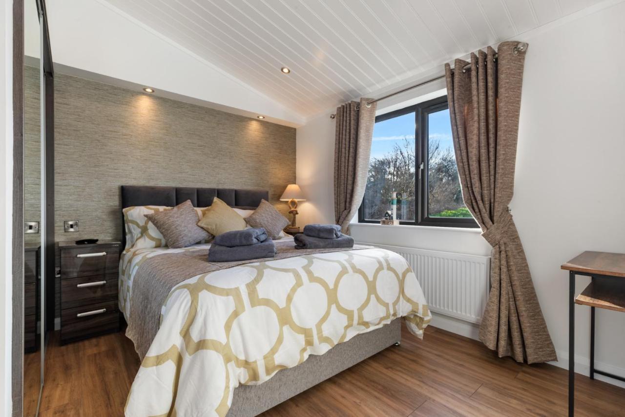 Hiraeth - Luxury Lodge With Hot Tub, Close To Beach Penally Bagian luar foto
