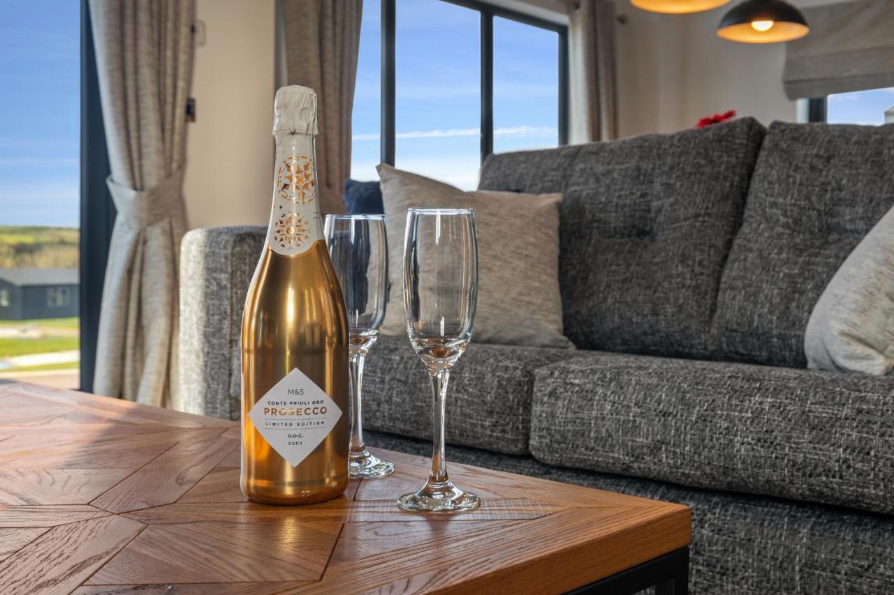 Hiraeth - Luxury Lodge With Hot Tub, Close To Beach Penally Bagian luar foto