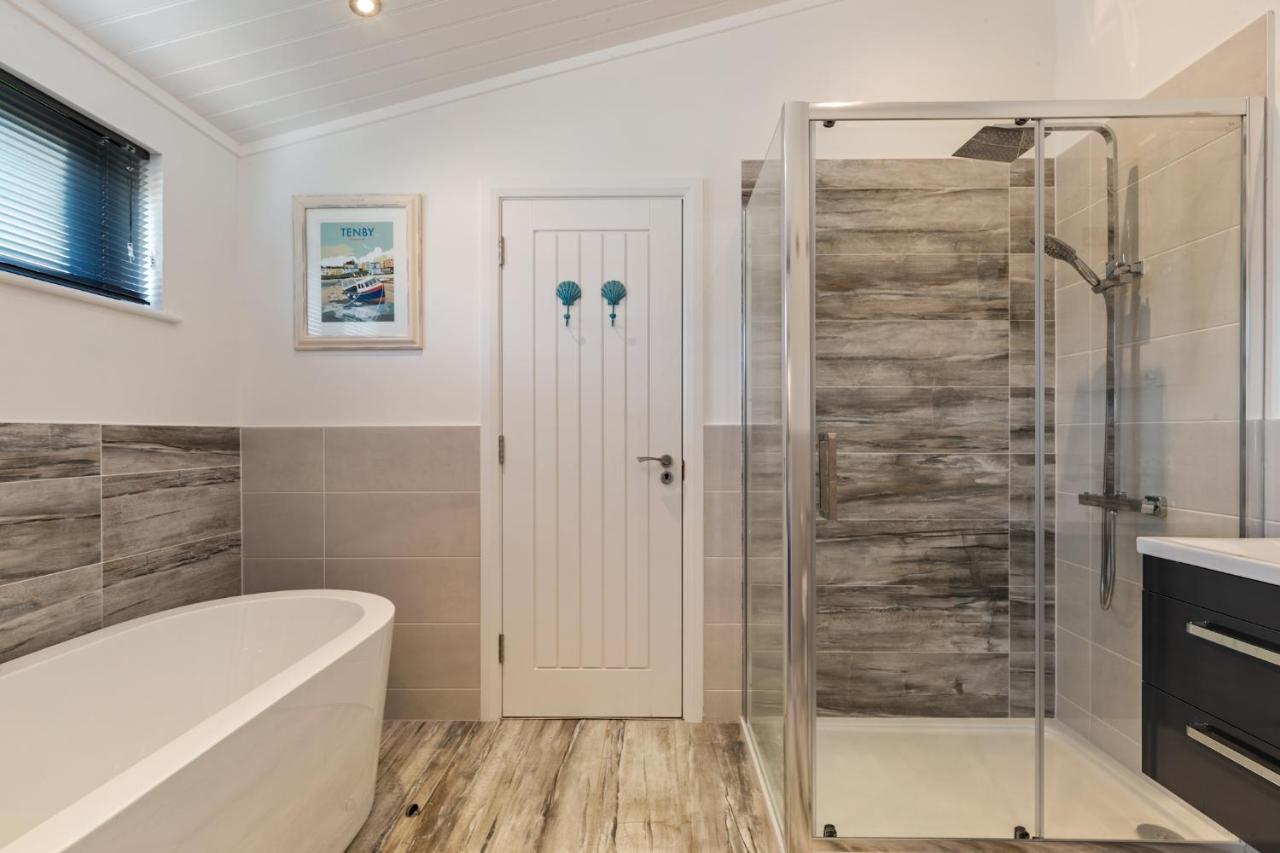 Hiraeth - Luxury Lodge With Hot Tub, Close To Beach Penally Bagian luar foto