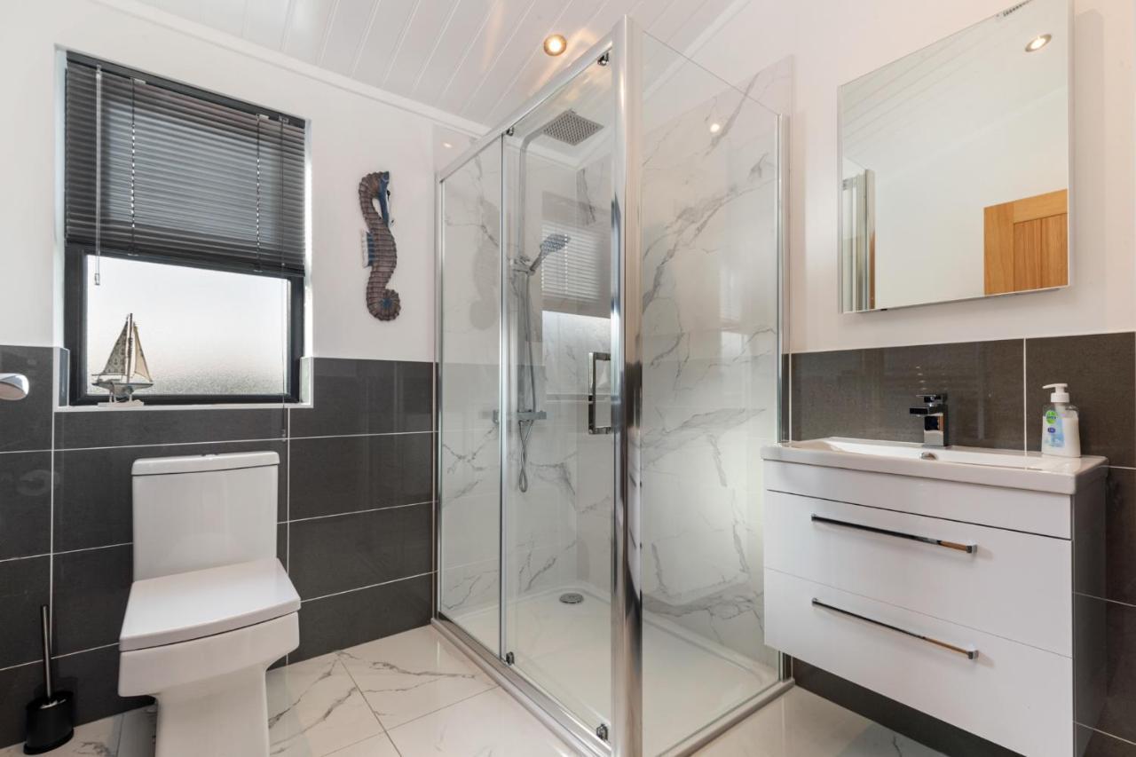 Hiraeth - Luxury Lodge With Hot Tub, Close To Beach Penally Bagian luar foto