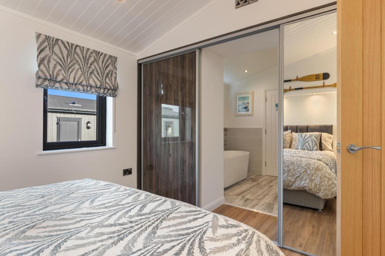 Hiraeth - Luxury Lodge With Hot Tub, Close To Beach Penally Bagian luar foto