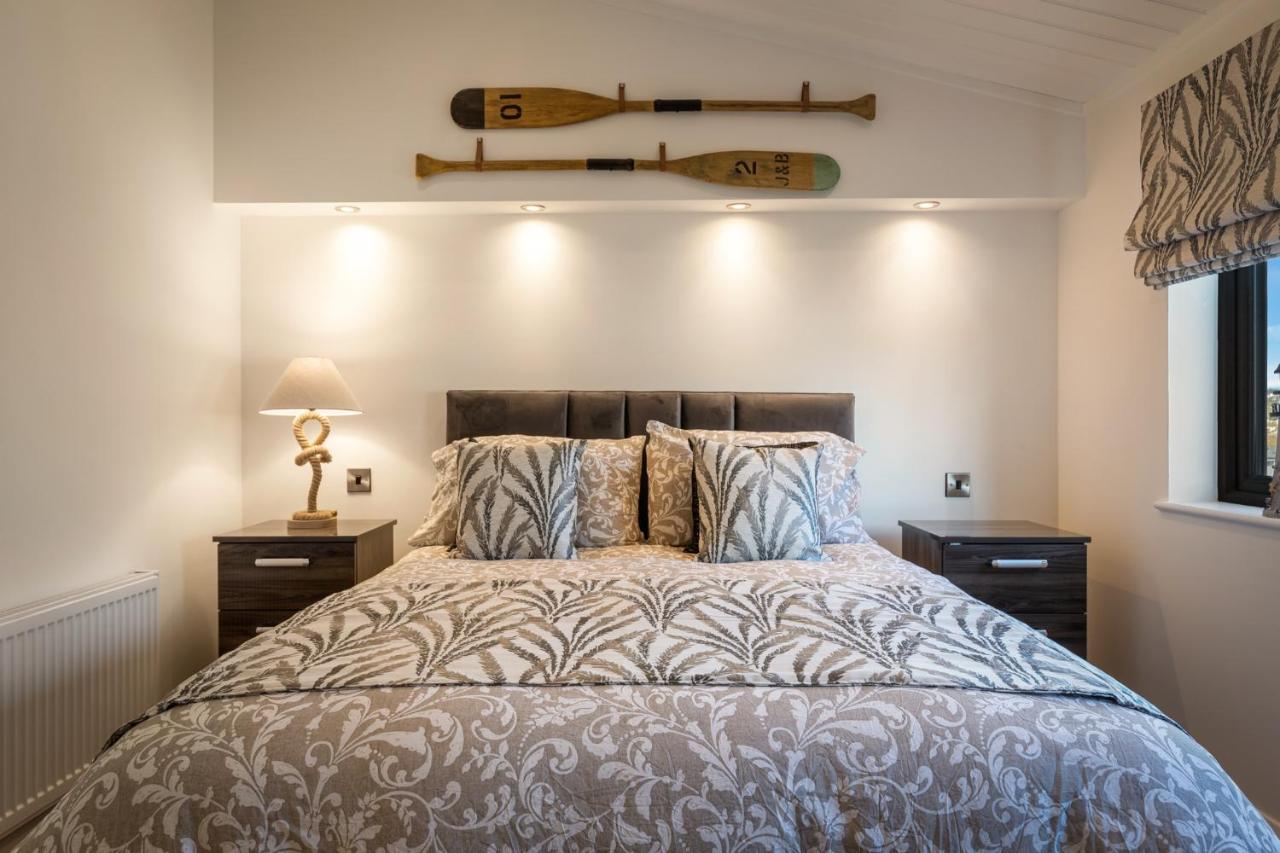 Hiraeth - Luxury Lodge With Hot Tub, Close To Beach Penally Bagian luar foto