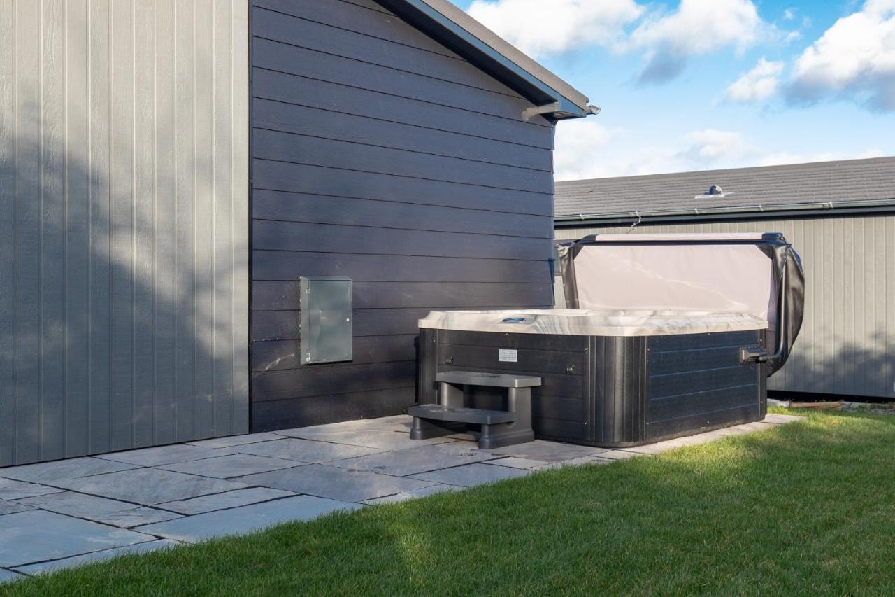 Hiraeth - Luxury Lodge With Hot Tub, Close To Beach Penally Bagian luar foto
